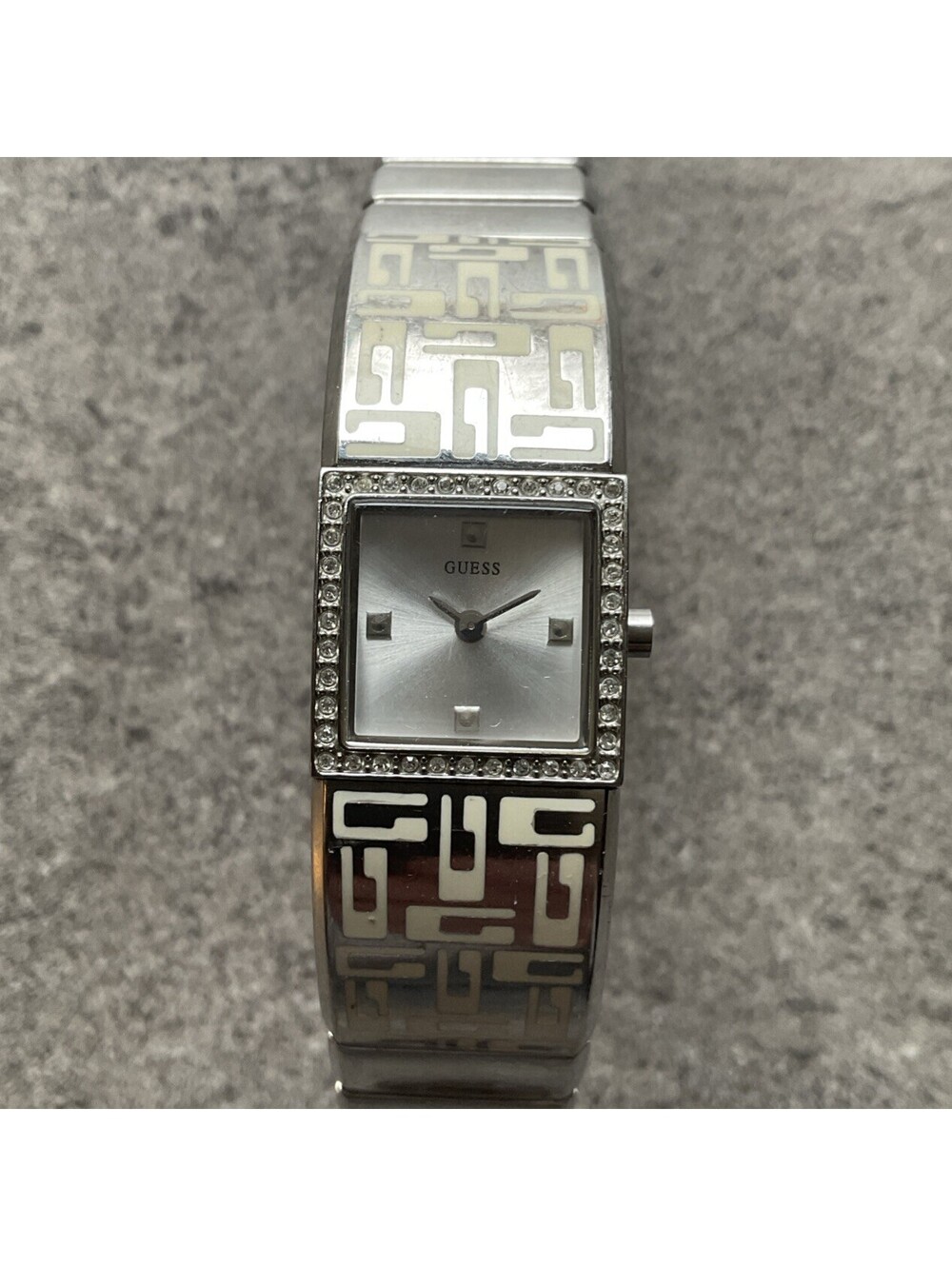 Vintage Guess Womens Bracelet Watch 18mm Silver Tone Case And Band U11523L2 B-Z